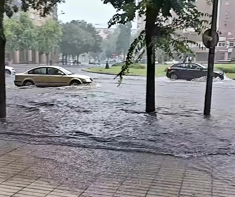 Inundaciones, cortes de luz, ramas y cornisas caídas: estragos del temporal en Badajoz