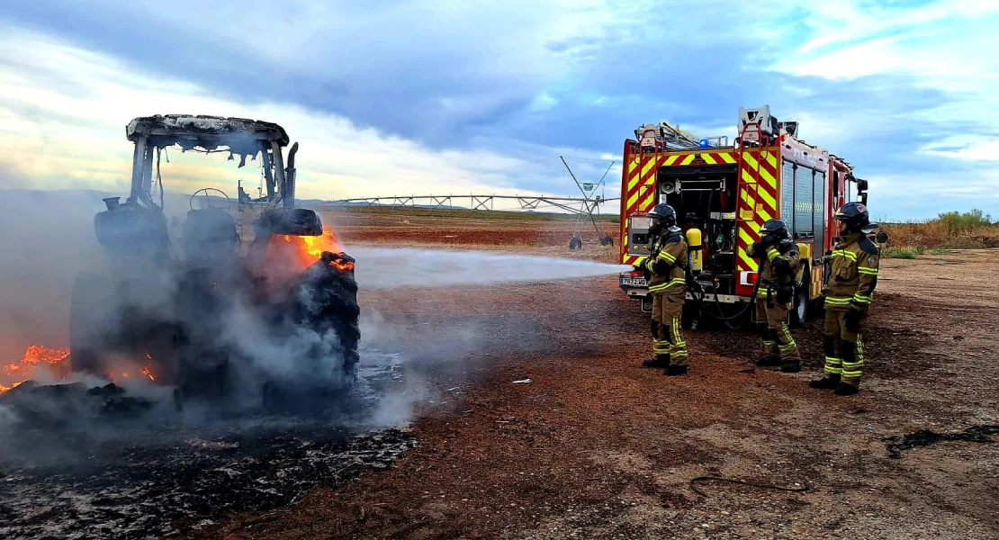 Se calcina un tractor en una finca en Badajoz