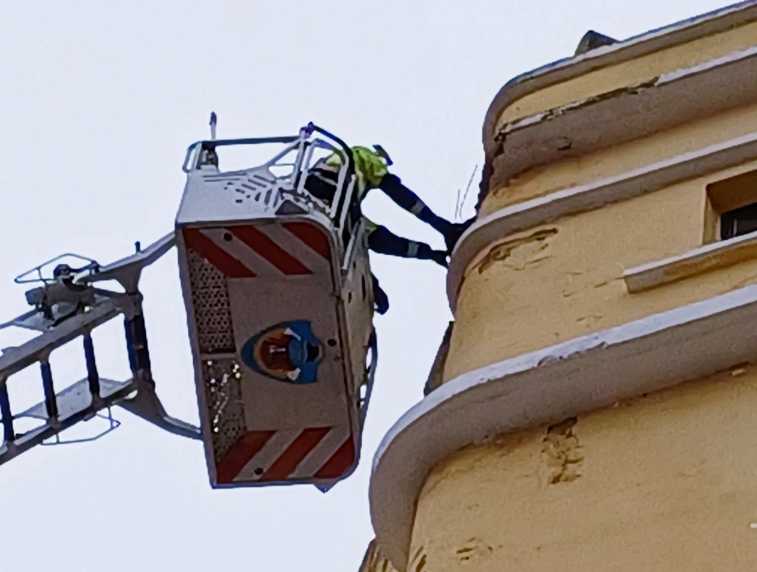 Inundaciones, cortes de luz, ramas y cornisas caídas: estragos del temporal en Badajoz