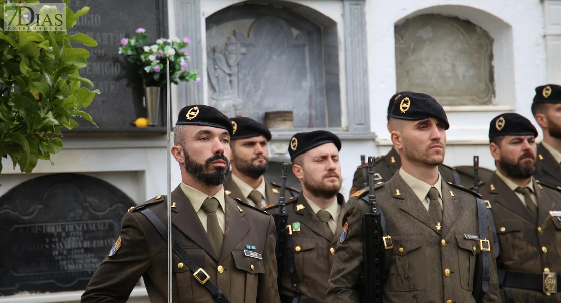 Homenajean a los caídos por España en el cementerio de San Juan de Badajoz