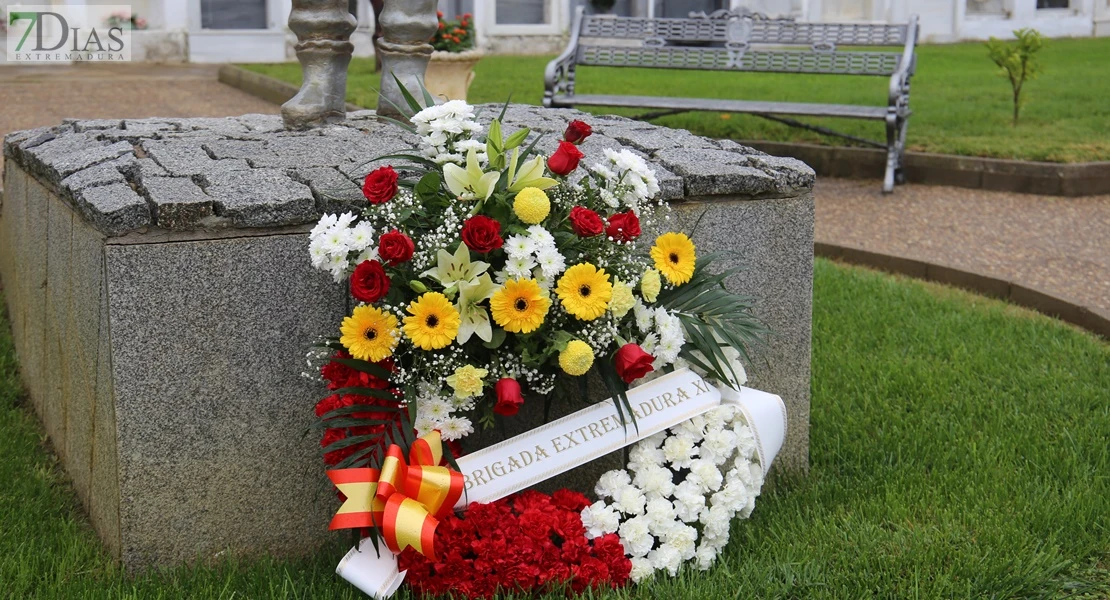 Homenajean a los caídos por España en el cementerio de San Juan de Badajoz