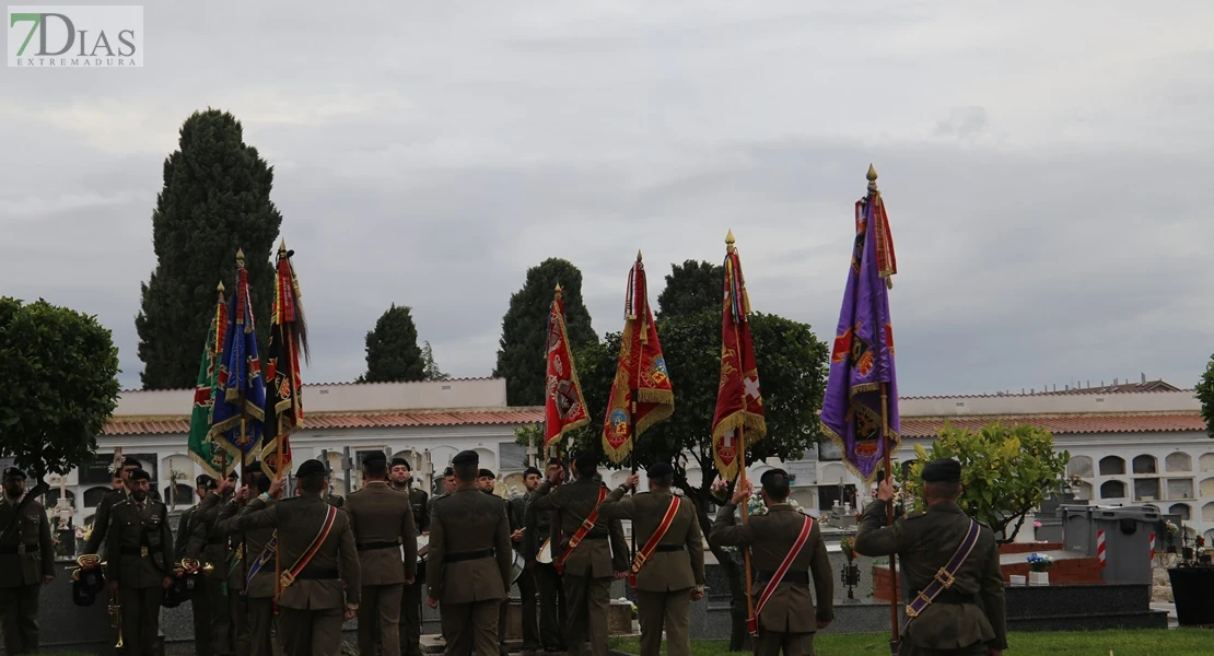 Homenajean a los caídos por España en el cementerio de San Juan de Badajoz