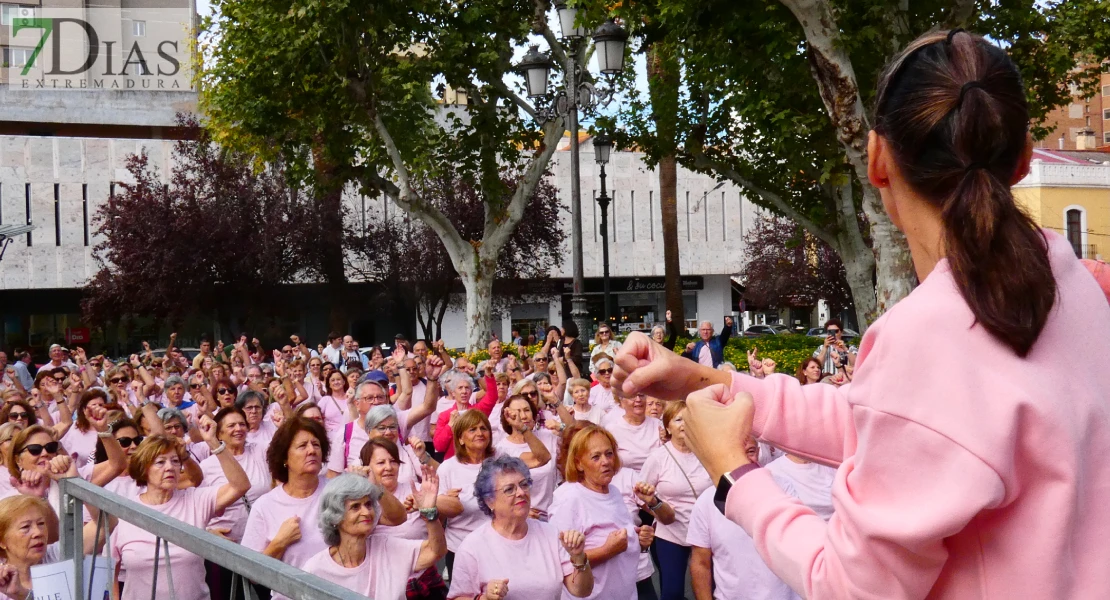 La plaza de San Francisco se llena de alegría y fiesta para celebrar el Día de los Mayores