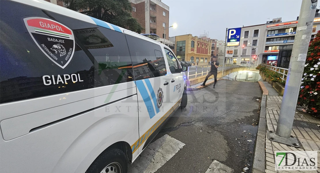 Sale ardiendo un vehículo en el parking de San Atón en Badajoz