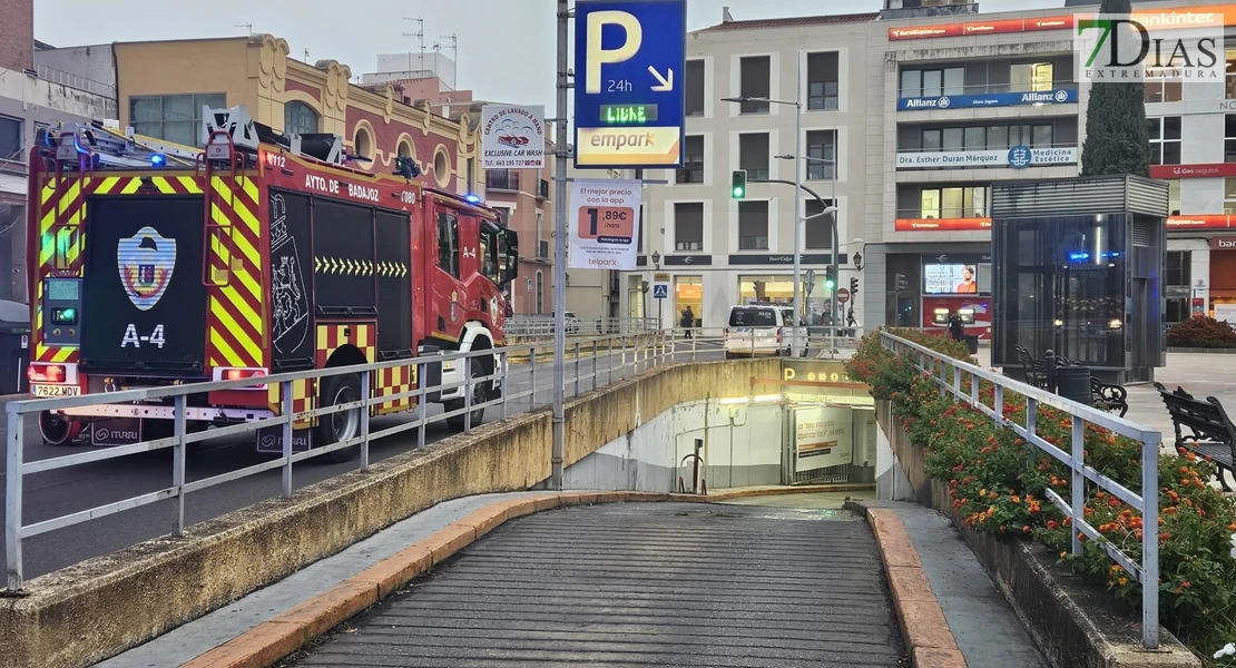 Imágenes del incendio en el parking de San Atón en Badajoz