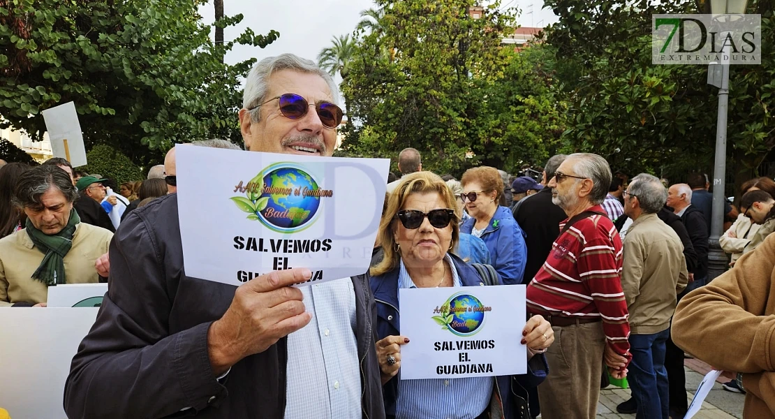 Comienza la manifestación por el río Guadiana: cientos de personas protestan en Badajoz