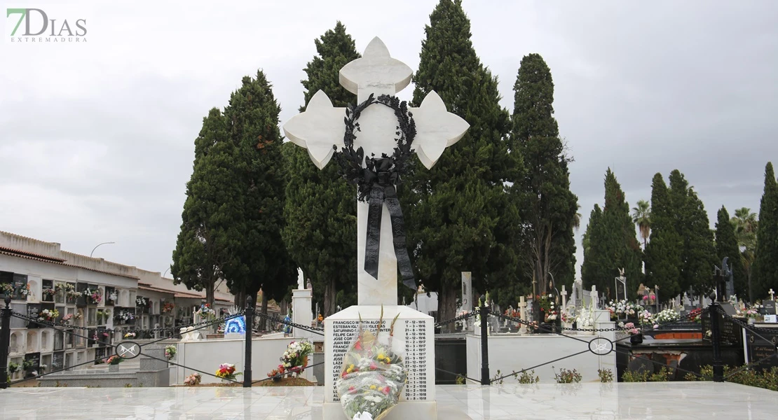 Homenajean a los caídos por España en el cementerio de San Juan de Badajoz