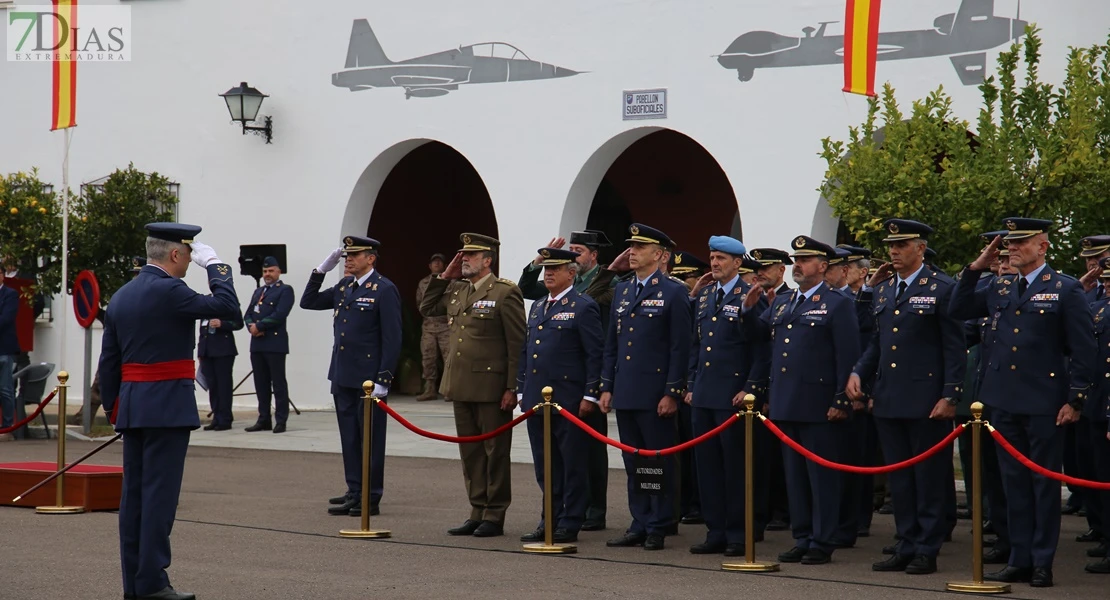 Toma posesión el nuevo coronel jefe de la Base Aérea de Talavera la Real y Ala 23