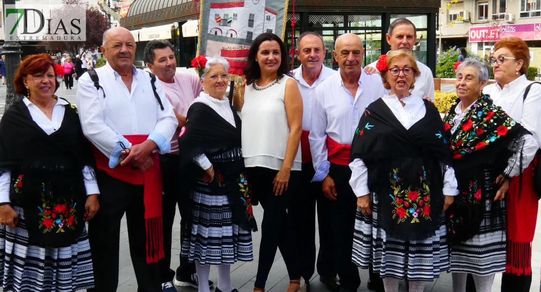 La plaza de San Francisco se llena de alegría y fiesta para celebrar el Día de los Mayores