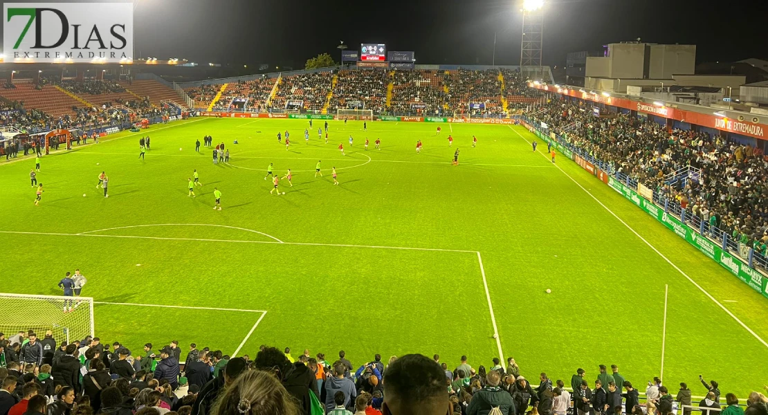 Gran ambiente en los aledaños del Francisco de la Hera antes del Gévora-Betis