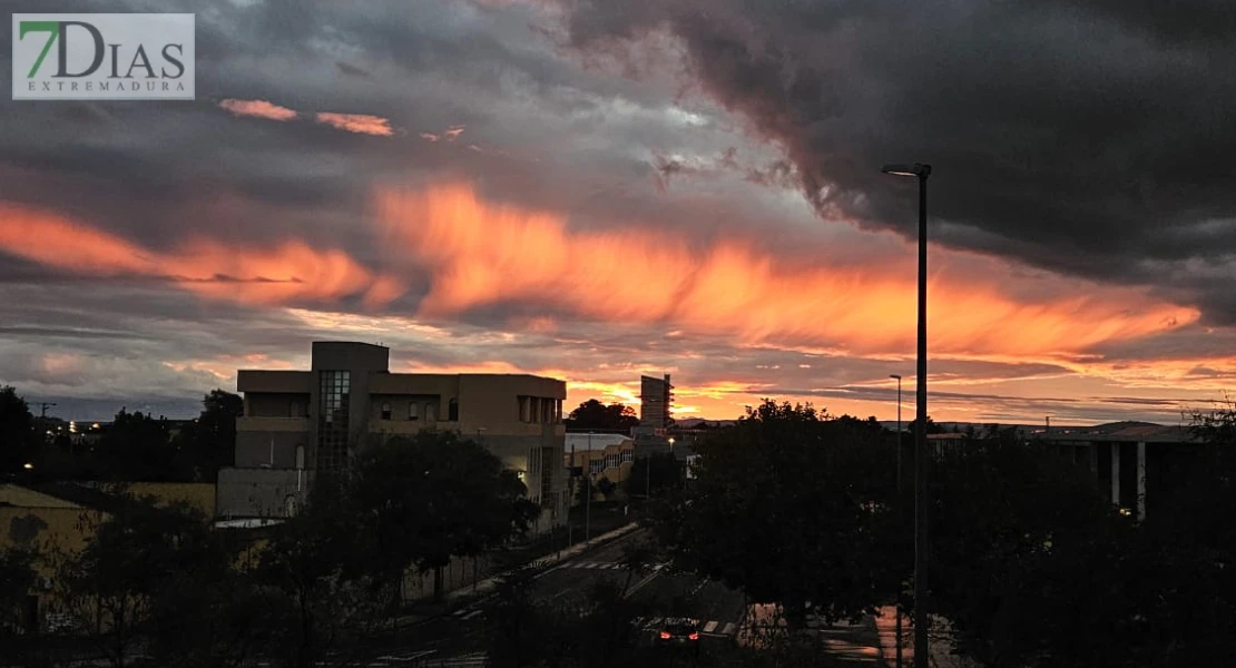 FOTONOTICIA: espectacular atardecer colándose entre las nubes en Badajoz