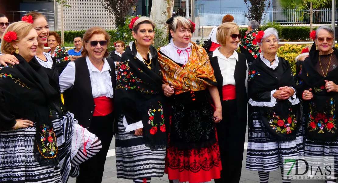 La plaza de San Francisco se llena de alegría y fiesta para celebrar el Día de los Mayores