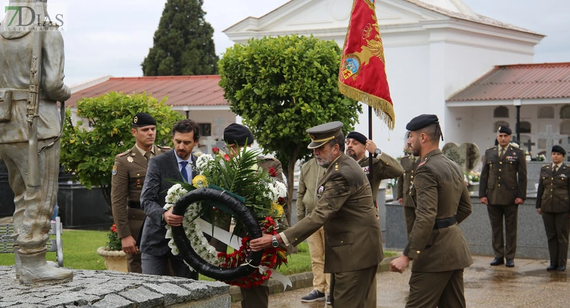 Homenajean a los caídos por España en el cementerio de San Juan de Badajoz