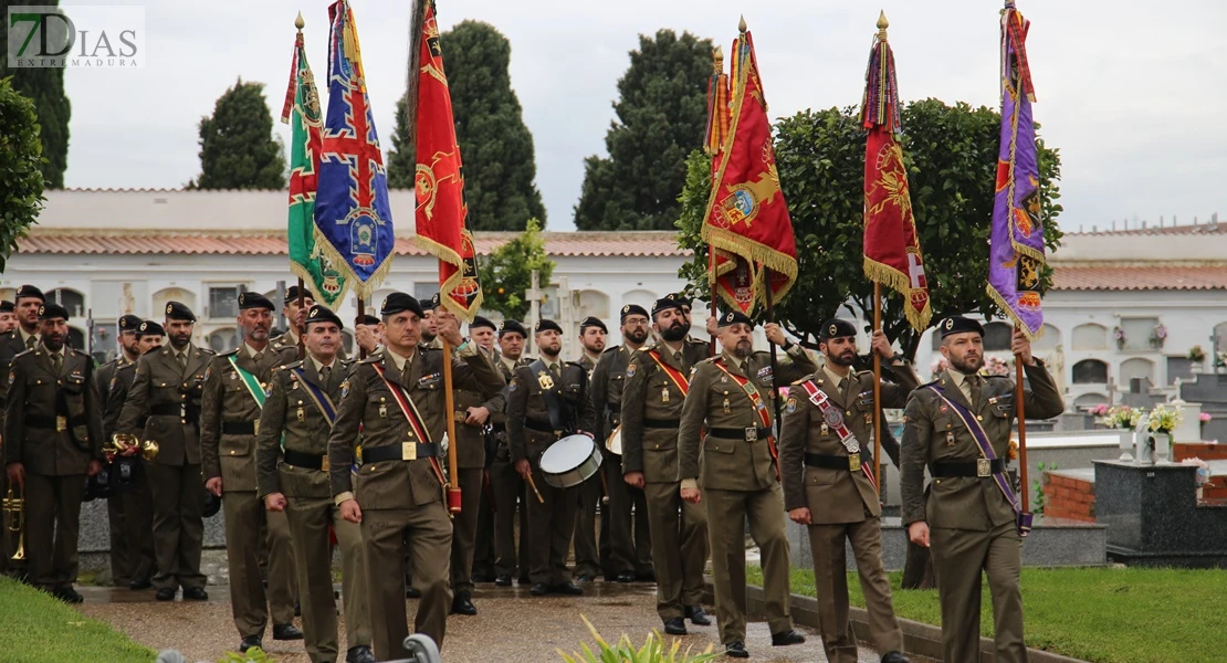 Homenajean a los caídos por España en el cementerio de San Juan de Badajoz