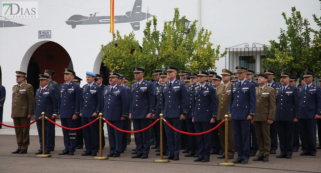 Toma posesión el nuevo coronel jefe de la Base Aérea de Talavera la Real y Ala 23