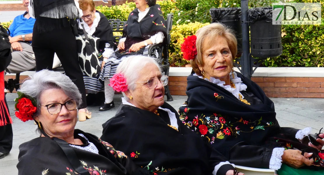 La plaza de San Francisco se llena de alegría y fiesta para celebrar el Día de los Mayores