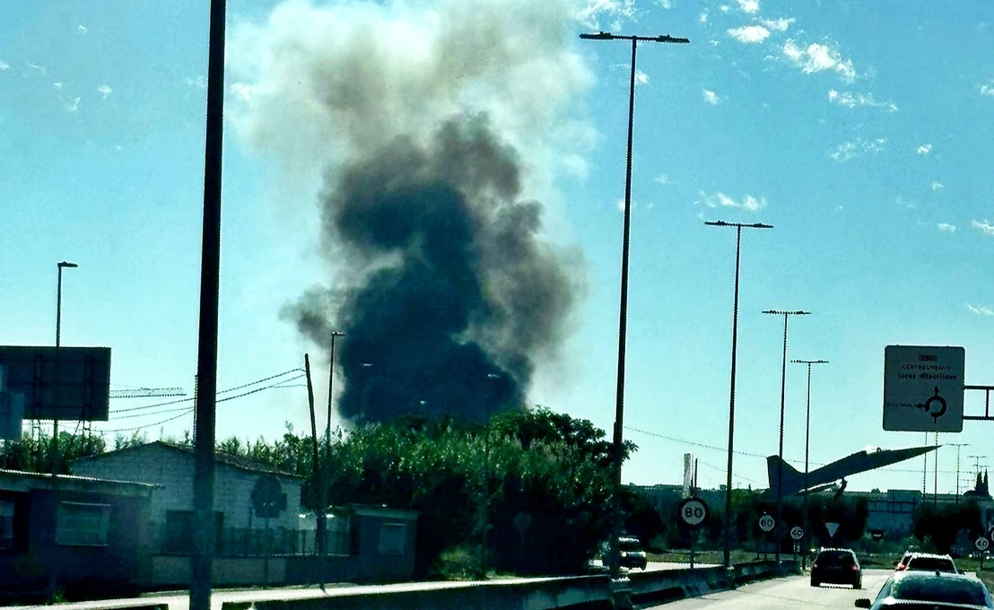 Una columna de humo negro alerta a los vecinos de Badajoz