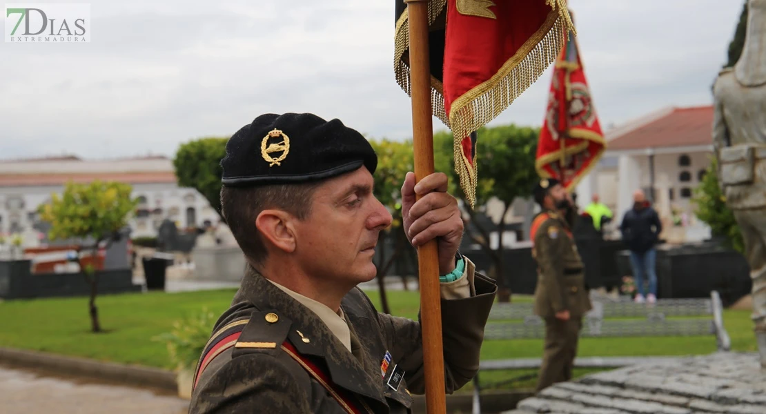 Homenajean a los caídos por España en el cementerio de San Juan de Badajoz