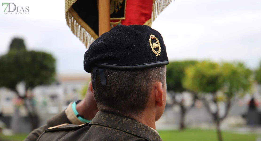 Homenajean a los caídos por España en el cementerio de San Juan de Badajoz