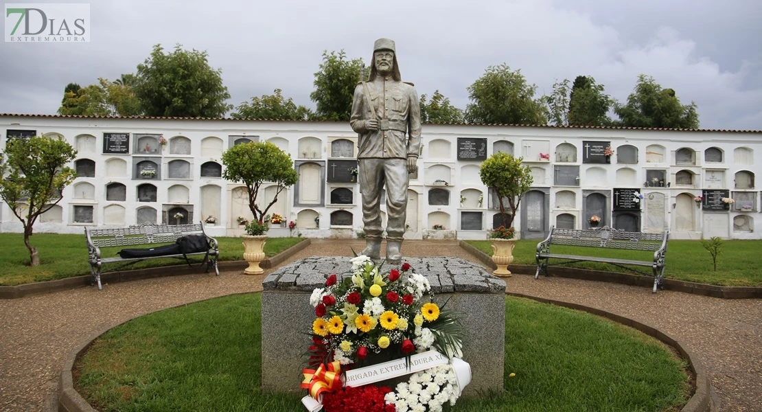 Homenajean a los caídos por España en el cementerio de San Juan de Badajoz