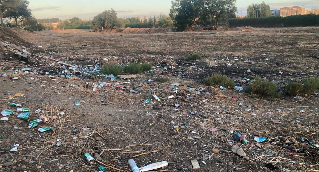 Culpan al Ayto. de "haber convertido esta zona de Badajoz en un basurero"