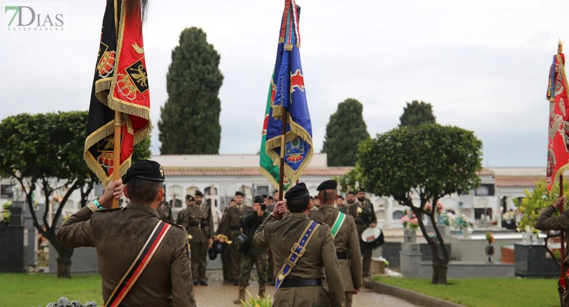 Homenajean a los caídos por España en el cementerio de San Juan de Badajoz