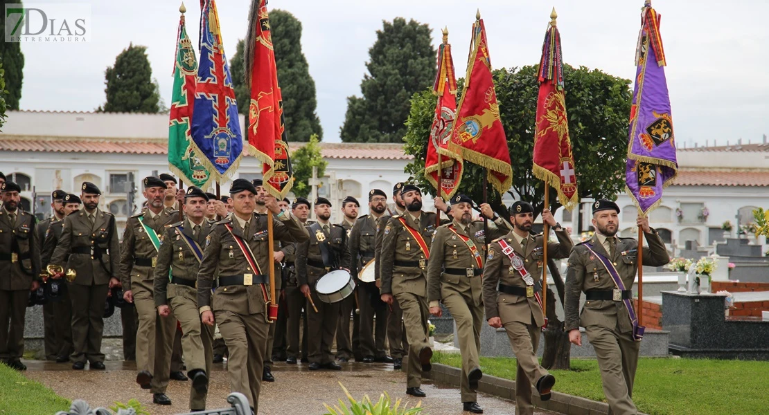 Homenajean a los caídos por España en el cementerio de San Juan de Badajoz