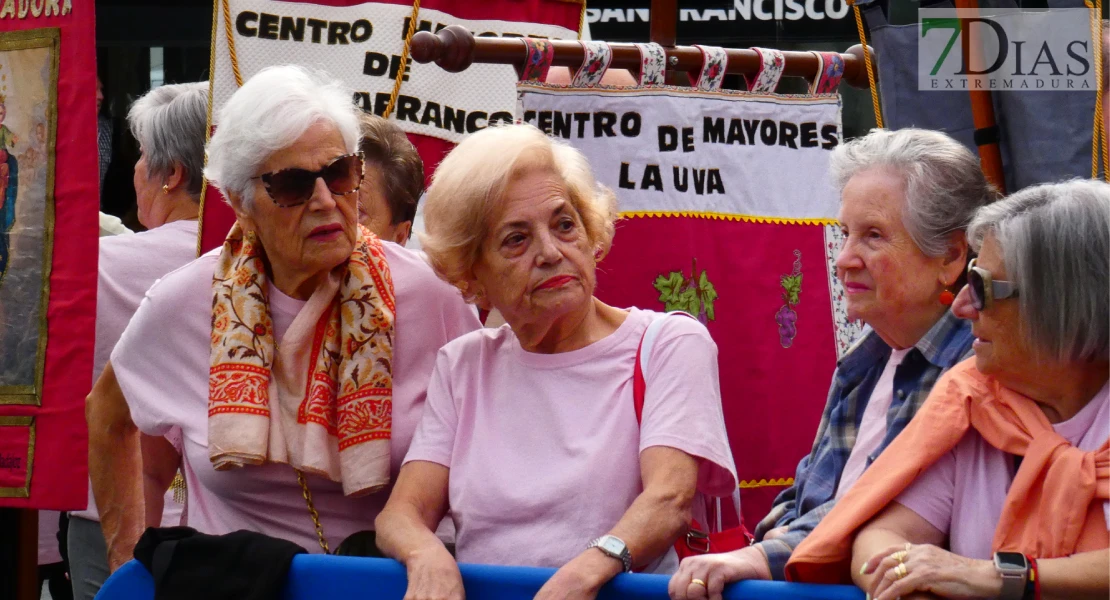 La plaza de San Francisco se llena de alegría y fiesta para celebrar el Día de los Mayores