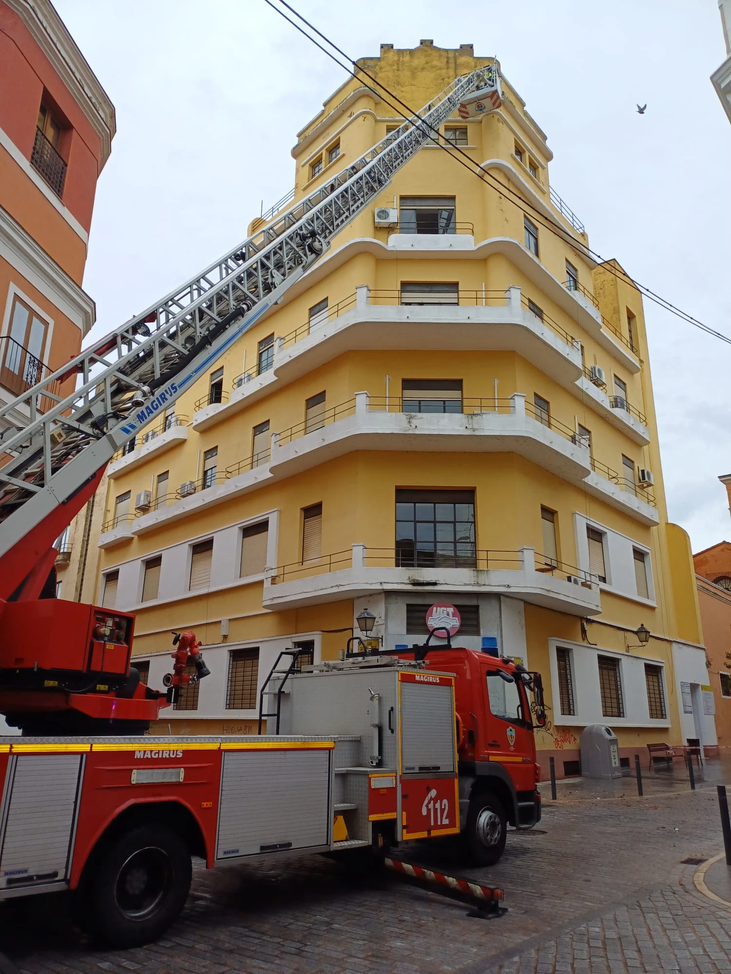 Inundaciones, cortes de luz, ramas y cornisas caídas: estragos del temporal en Badajoz