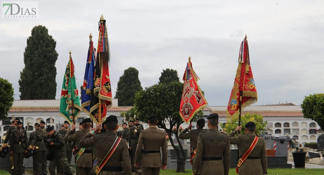 Homenajean a los caídos por España en el cementerio de San Juan de Badajoz