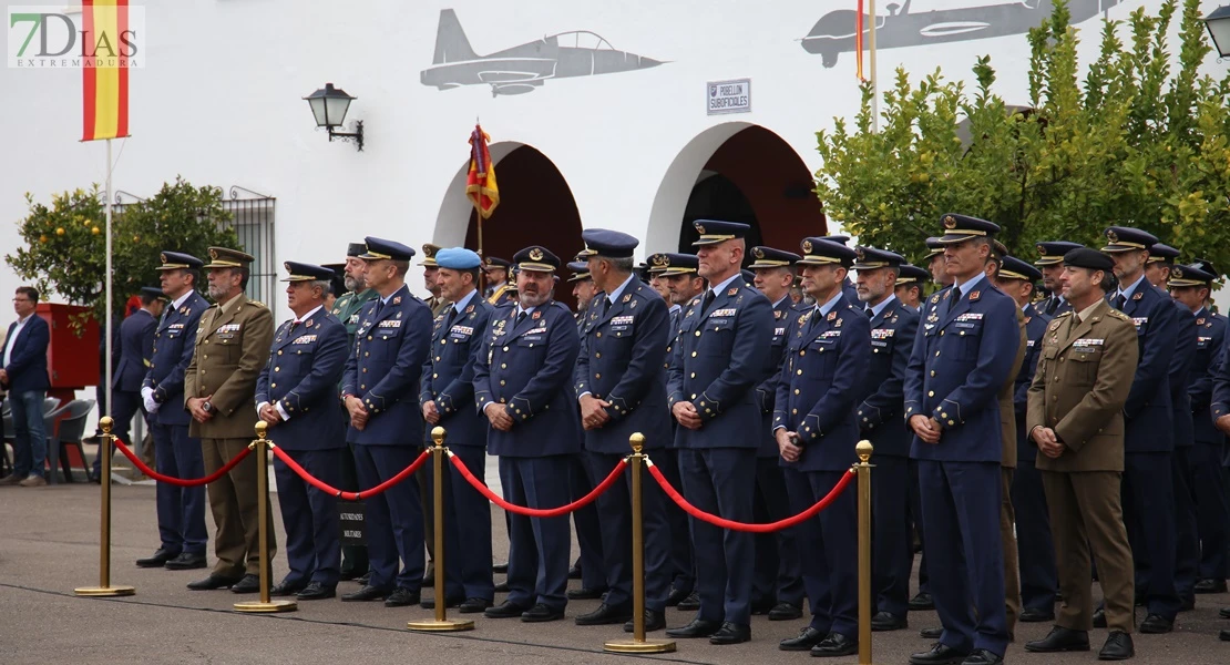 Toma posesión el nuevo coronel jefe de la Base Aérea de Talavera la Real y Ala 23