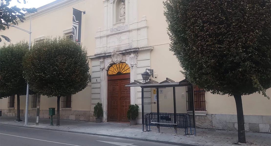 Voces en contra de la parada de bus colocada en la puerta del Hospital Provincial en Badajoz