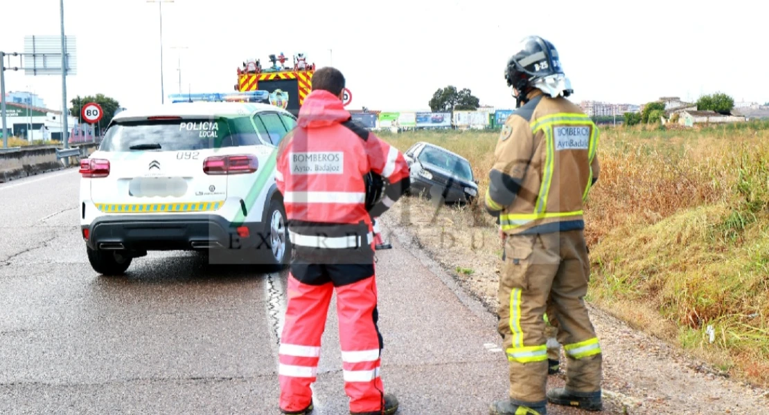 Un accidente a la salida de Badajoz moviliza a Policía y Bomberos