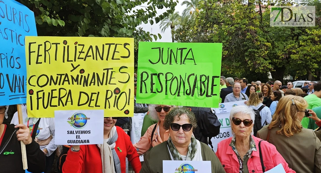 Comienza la manifestación por el río Guadiana: cientos de personas protestan en Badajoz