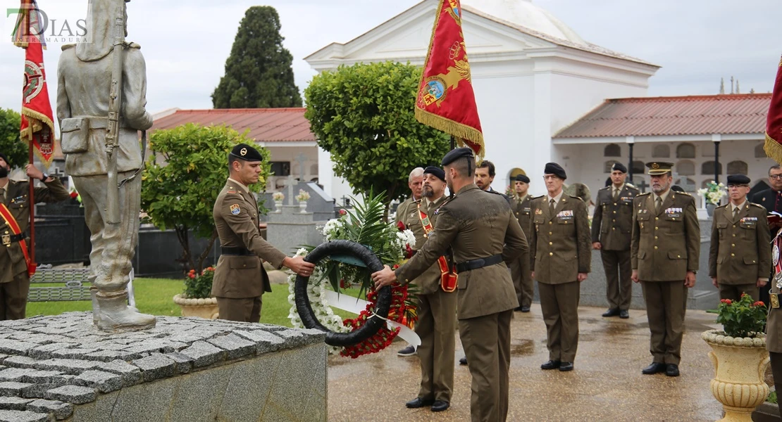 Homenajean a los caídos por España en el cementerio de San Juan de Badajoz