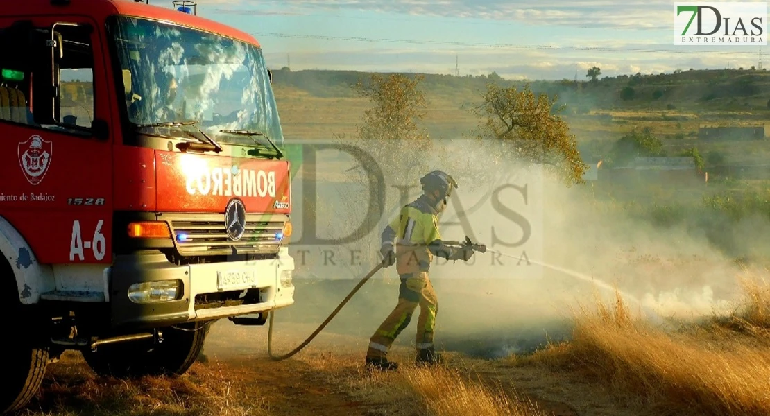 Se queman más de tres hectáreas de terreno en un incendio urbano en Badajoz