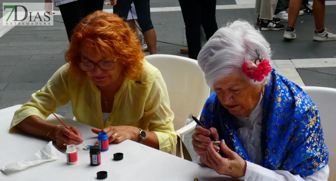 La plaza de San Francisco se llena de alegría y fiesta para celebrar el Día de los Mayores