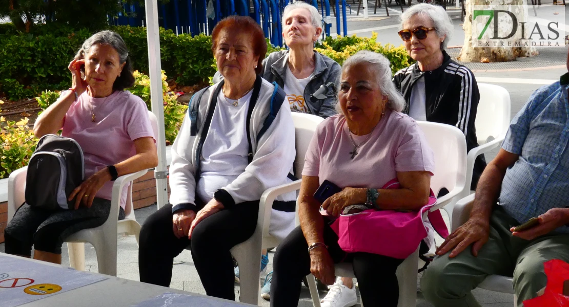 La plaza de San Francisco se llena de alegría y fiesta para celebrar el Día de los Mayores