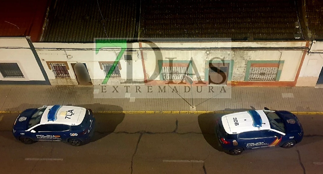 Un joven auxilia a una vecina en las calles de Badajoz durante la madrugada