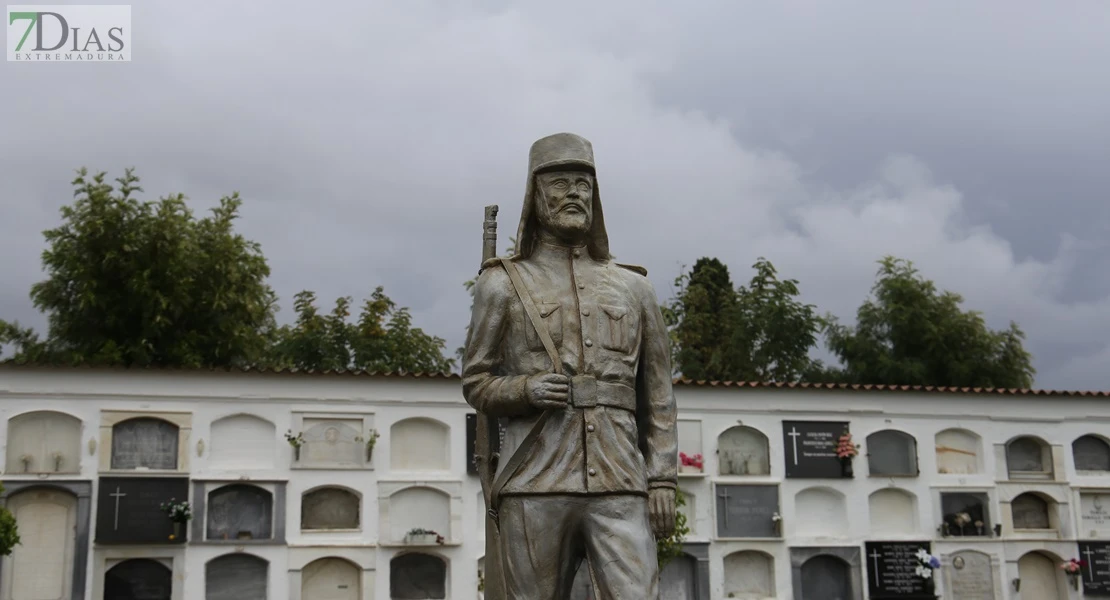 Homenajean a los caídos por España en el cementerio de San Juan de Badajoz