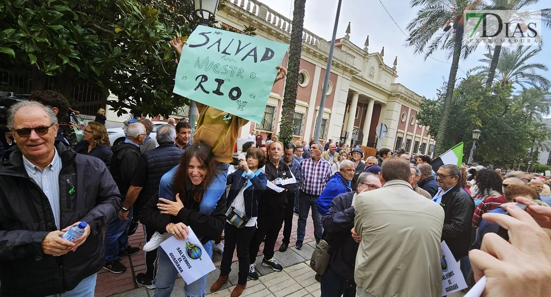 Comienza la manifestación por el río Guadiana: cientos de personas protestan en Badajoz