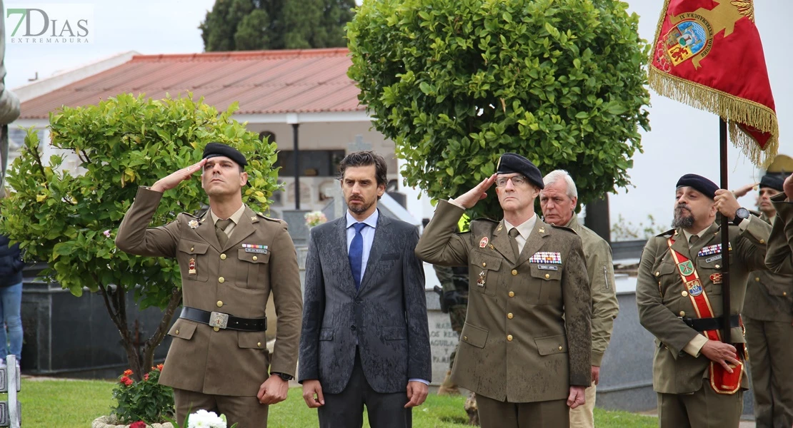 Homenajean a los caídos por España en el cementerio de San Juan de Badajoz