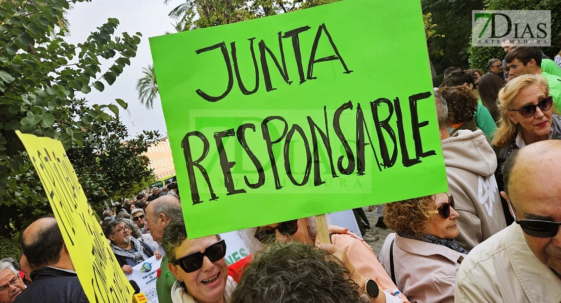 Comienza la manifestación por el río Guadiana: cientos de personas protestan en Badajoz