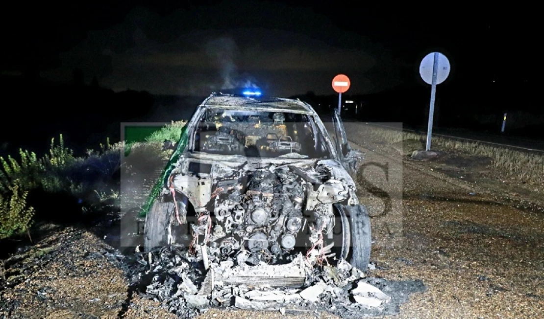 Sale ardiendo un vehículo en la N-432