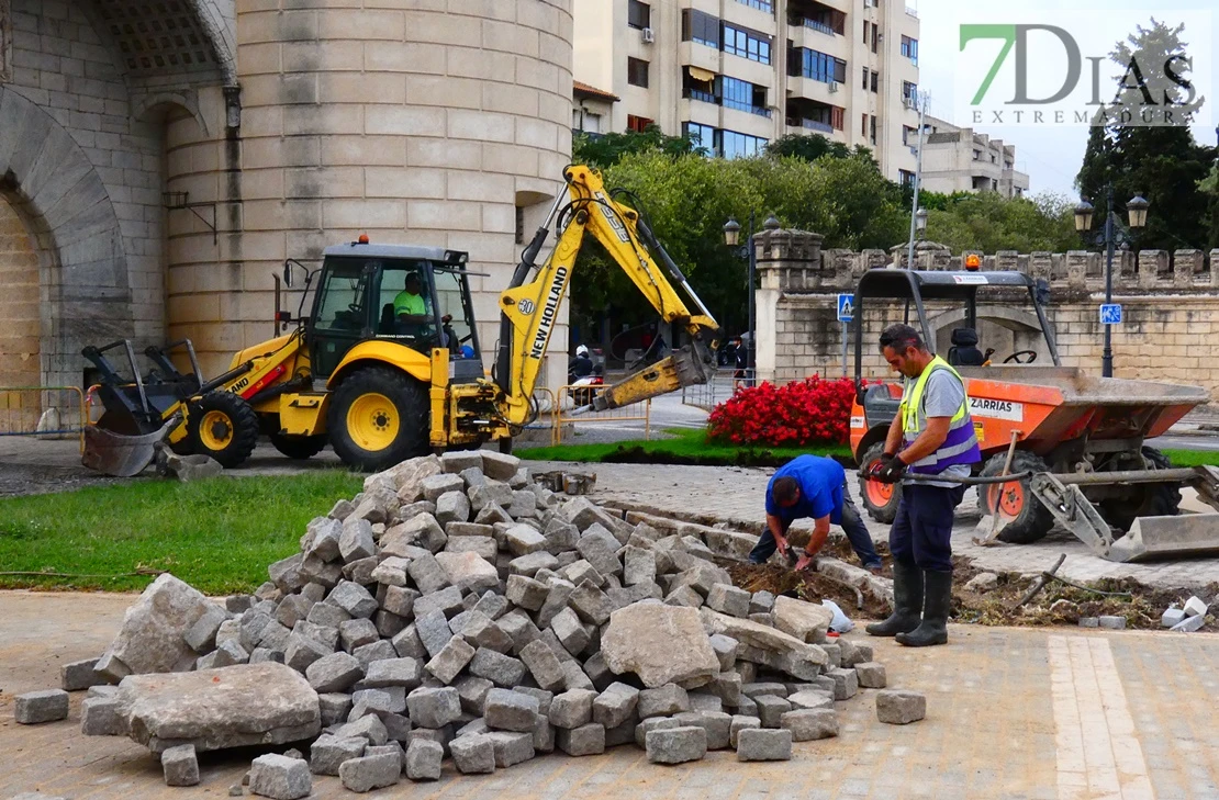 Avanzan las obras del nuevo carril bici en Puerta de Palmas en Badajoz