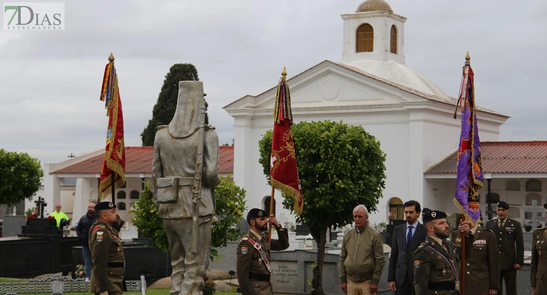 Homenajean a los caídos por España en el cementerio de San Juan de Badajoz