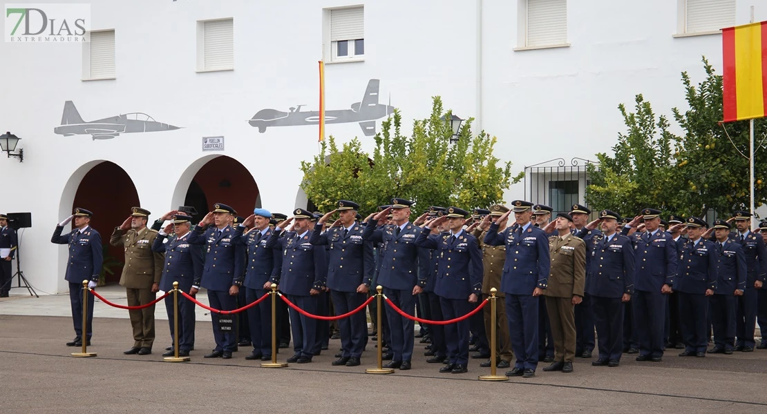 Toma posesión el nuevo coronel jefe de la Base Aérea de Talavera la Real y Ala 23