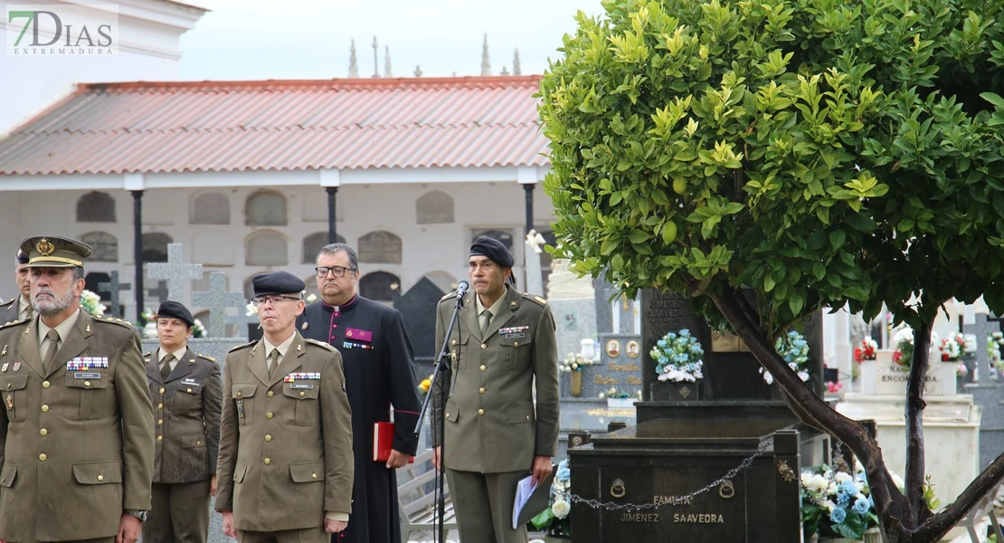 Homenajean a los caídos por España en el cementerio de San Juan de Badajoz