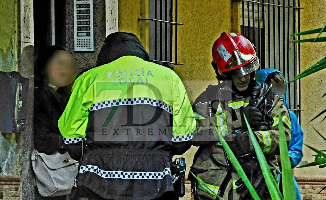 Un amplio dispositivo trabaja en un incendio de vivienda en Badajoz