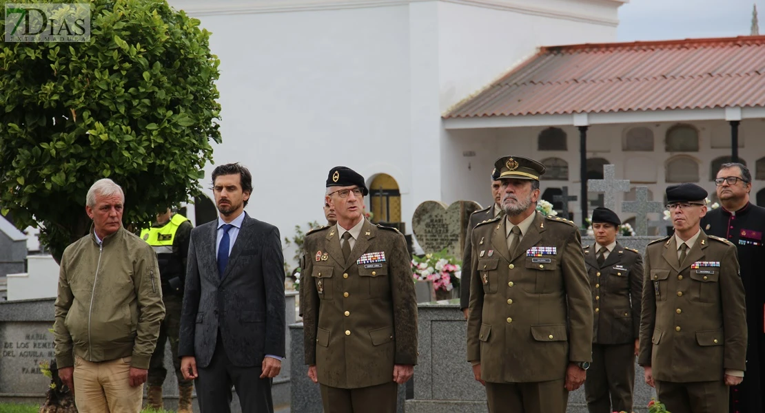 Homenajean a los caídos por España en el cementerio de San Juan de Badajoz